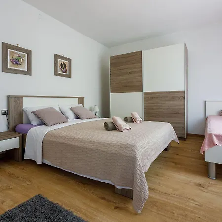 Hundefreundliches Nur 230 Meter Zum Mit 4 Klimaanlagen, Parkplatz, Meerblick Apartment *